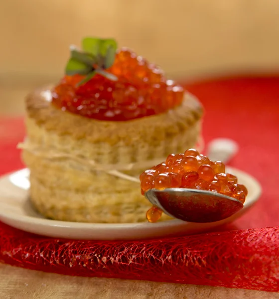 Tartaleta con caviar rojo en plato . — Foto de Stock