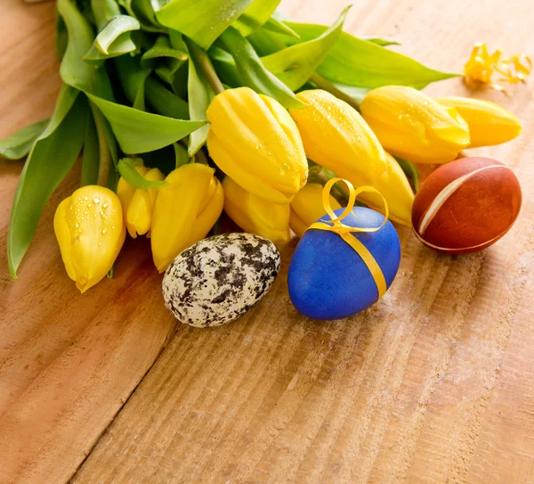 Colorful Easter eggs and tulips. — Stock Photo, Image