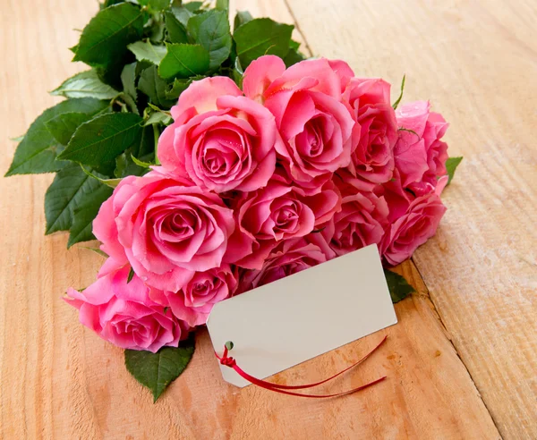 Mothers day background with pink roses over wooden table. — Stock Photo, Image