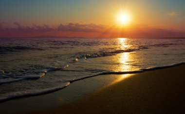 Denizin üzerinde gün batımı.