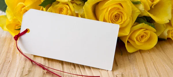 Rosas amarillas sobre mesa de madera . — Foto de Stock