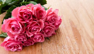 İzole pembe gül buketi.