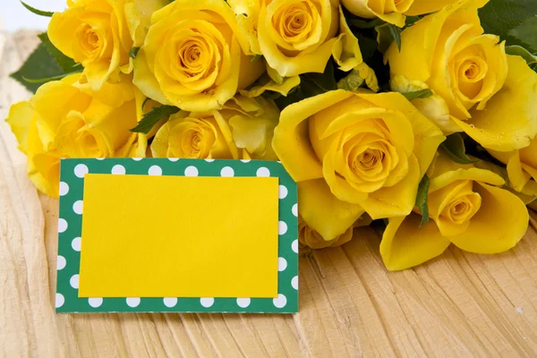 Gele rozen en kaart. — Stockfoto