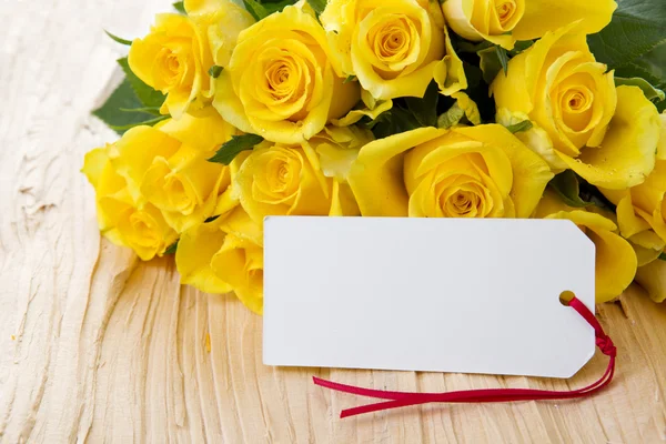 Yellow roses over wooden table. — Stock Photo, Image