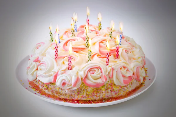 Doğum günü pastası mumlar gri arka plan üzerinde ile.
