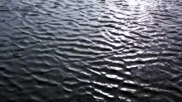 Brillant fond d'ondulation de l'eau de mer .