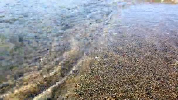 Vagues de mer sur la plage de sable .