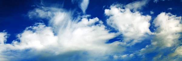 Mavi gökyüzünde beyaz kabarık bulutlar. — Stok fotoğraf