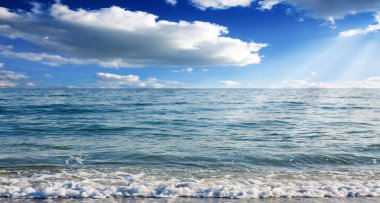 Deniz, plaj ve bulutlar.