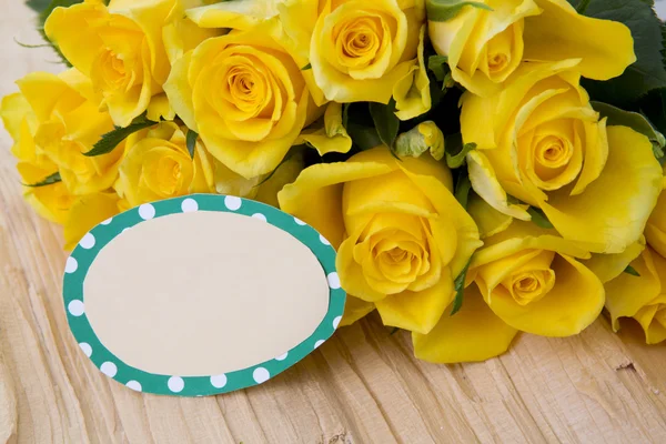 Gele rozen op de houten tafel. — Stockfoto