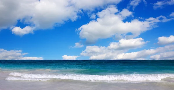 Mar do Caribe e céu nublado . — Fotografia de Stock