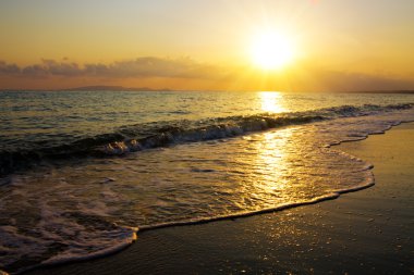 Denizin üzerinde gün batımı.