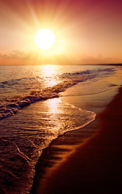 Denizin üzerinde gün batımı.