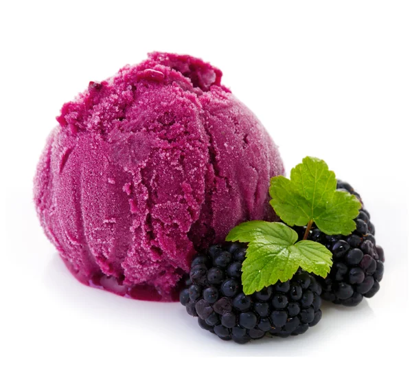 Ice cream and fresh blackberry. — Stock Photo, Image