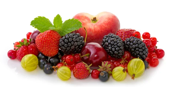 Frutas maduras aisladas en blanco. — Foto de Stock