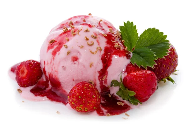 Eis und frische rote Erdbeeren. — Stockfoto