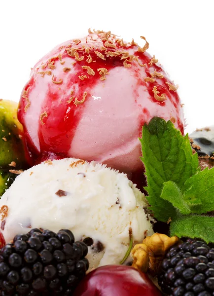 Vegyes jégkrém izolált gyümölcsökkel . — Stock Fotó