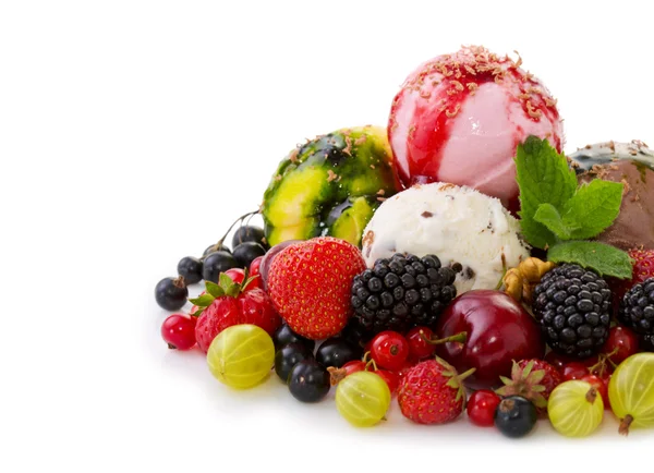 Míchaná zmrzlina s izolovaným ovocem . — Stock fotografie