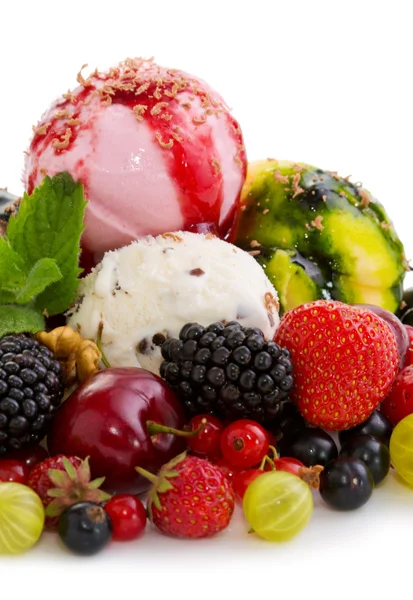 Μικτό παγωτό με απομονωμένα φρούτα . — Φωτογραφία Αρχείου