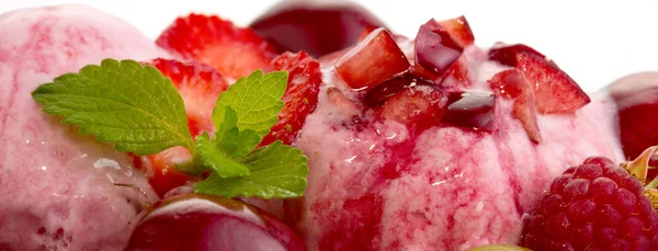 Dos bolas de hielo de fresa con frutas . — Foto de Stock