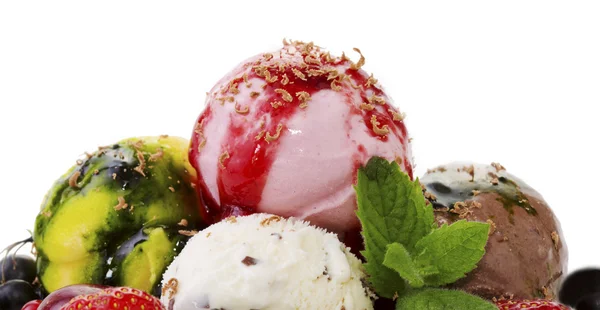 Gelato misto con frutta isolata . — Foto Stock