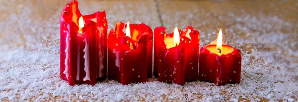 Quatro velas de Natal vermelhas para o advento . — Fotografia de Stock
