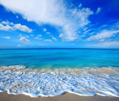 Karayip denizi ve mavi gökyüzü.