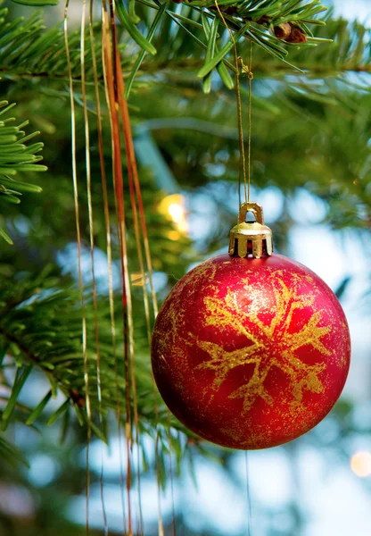 Bola de Natal com decoração . — Fotografia de Stock