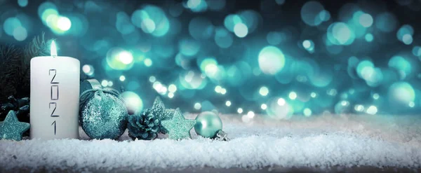 Πρωτοχρονιάτικο 2021. Λαμπάδα Advent και μπλε διακόσμηση. — Φωτογραφία Αρχείου