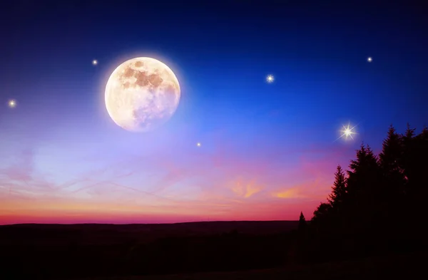 Luna llena con estrellas en el cielo nocturno rojo . — Foto de Stock
