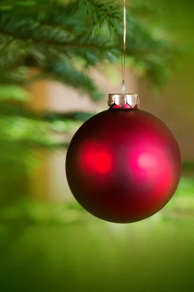 Bola de Natal isolado no fundo de luz de férias bokeh verde — Fotografia de Stock