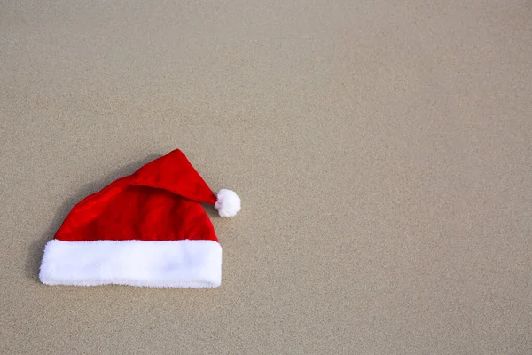 Chapéu vermelho de Papai Noel na praia caribenha. — Fotografia de Stock