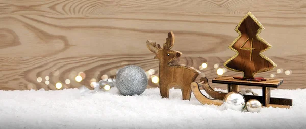 第四修院。雪橇上挂着圣诞树的木鹿被隔离了 . — 图库照片