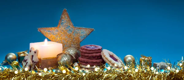 黄金の装飾とクリスマスクッキーとアドベントキャンドル. — ストック写真