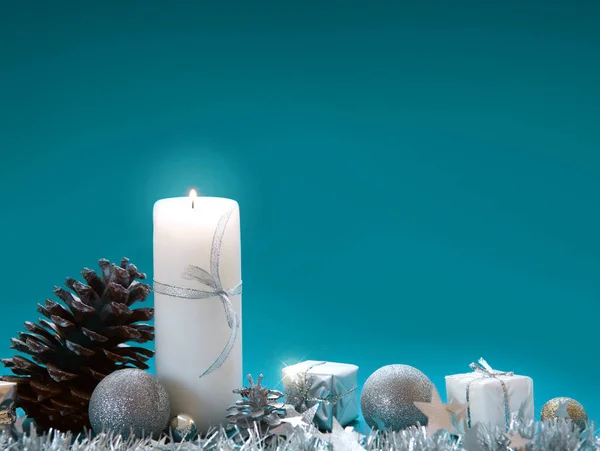 Vánoční pozadí s adventní svíčka a stříbrná dekorace. — Stock fotografie