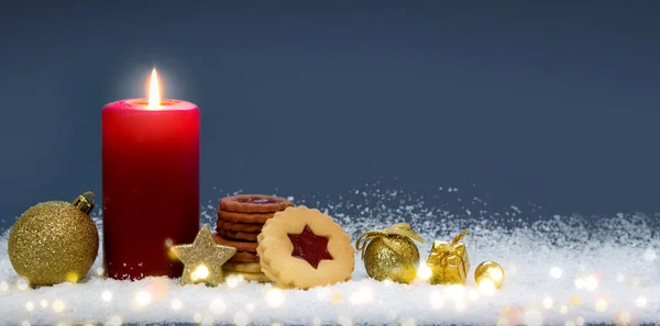 Λαμπάδα Advent με χρυσή διακόσμηση και χριστουγεννιάτικα μπισκότα. — Φωτογραφία Αρχείου