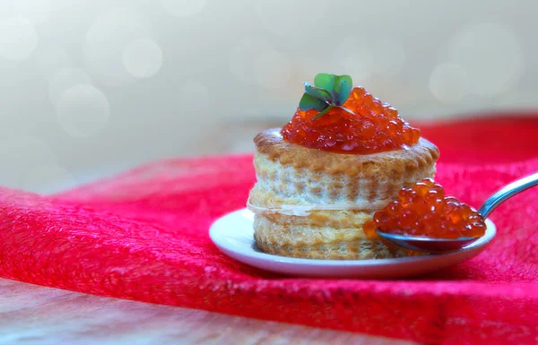 Caviar rojo y merienda aislados sobre fondo gris. — Foto de Stock