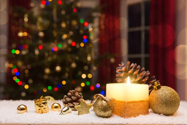 Vela branca de Natal com decorações douradas e abeto — Fotografia de Stock