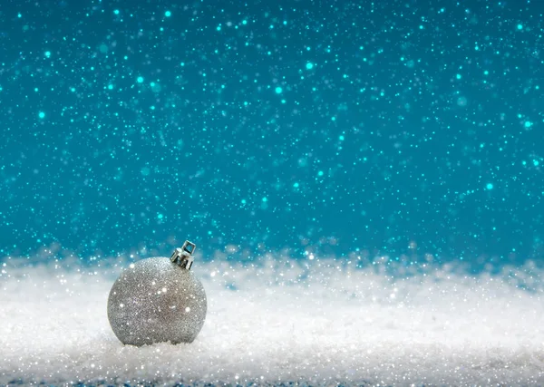 Zilveren kerstbal geïsoleerd op blauwe achtergrond. — Stockfoto