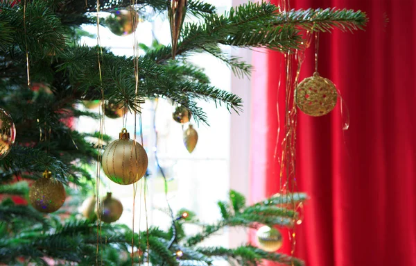 Julkulan hänger på en Fir Tree-gren. Julbakgrund. — Stockfoto