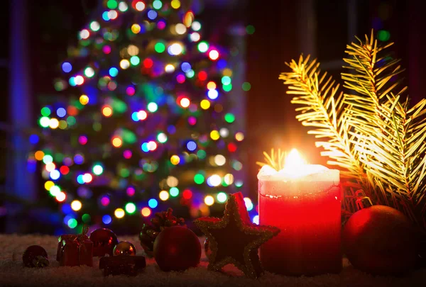 Kerst rode kaars met decoraties en dennenboom geïsoleerd op verlichting achtergrond. — Stockfoto