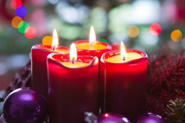 Quatro velas vermelhas para o Advento. Fundo de Natal. — Fotografia de Stock