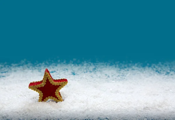 Red Star op witte sneeuw geïsoleerd op blauwe achtergrond. — Stockfoto