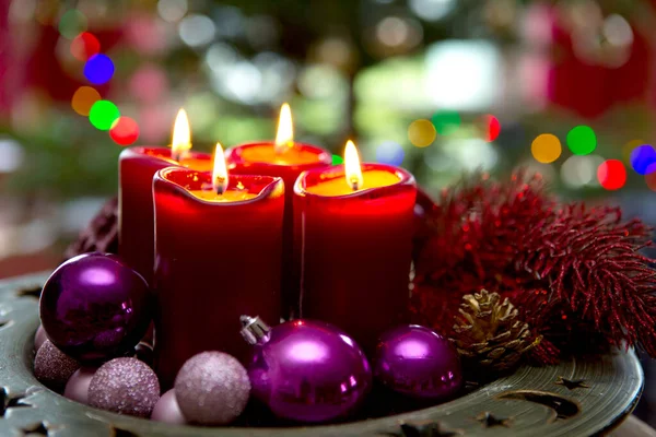 Cuatro velas rojas para Adviento. Fondo de Navidad. —  Fotos de Stock