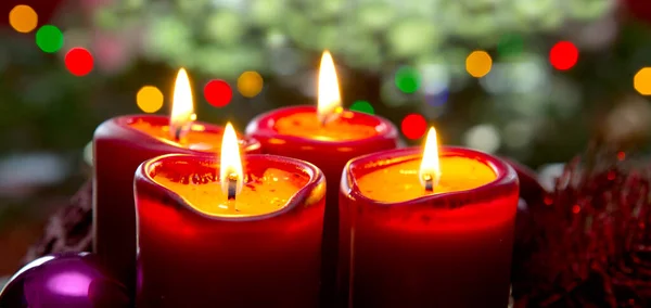 Quatro velas vermelhas para o Advento. Fundo de Natal. — Fotografia de Stock