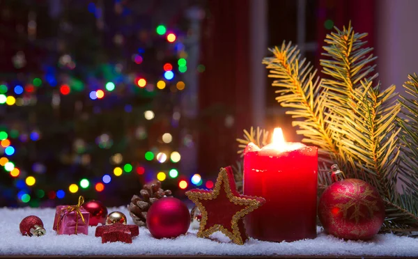 Kerst rode kaars met decoraties en dennenboom geïsoleerd op verlichting achtergrond. — Stockfoto