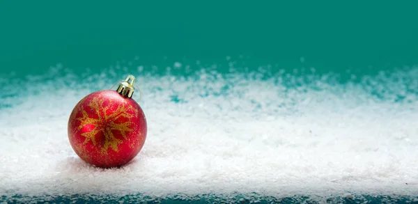 Bola de Navidad aislada sobre fondo verde. — Foto de Stock