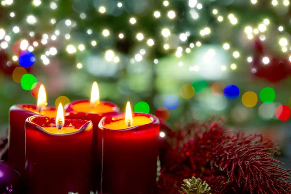 Τέσσερα κόκκινα κεριά για το Advent. Χριστουγεννιάτικο φόντο. — Φωτογραφία Αρχείου