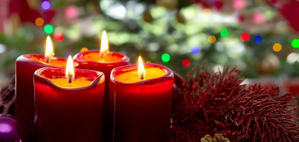 Vier rode kaarsen voor Advent. Kerst achtergrond. — Stockfoto