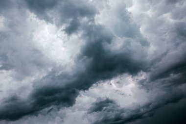 Kara uğursuz gri fırtına bulutları. Dramatik gökyüzü.